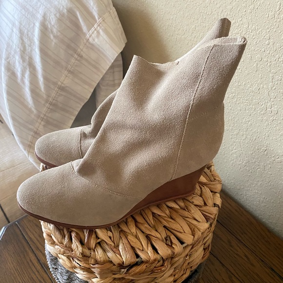 Matt Bernson size 9.5 beige/taupe suede Brooklyn bootie - Picture 2 of 2